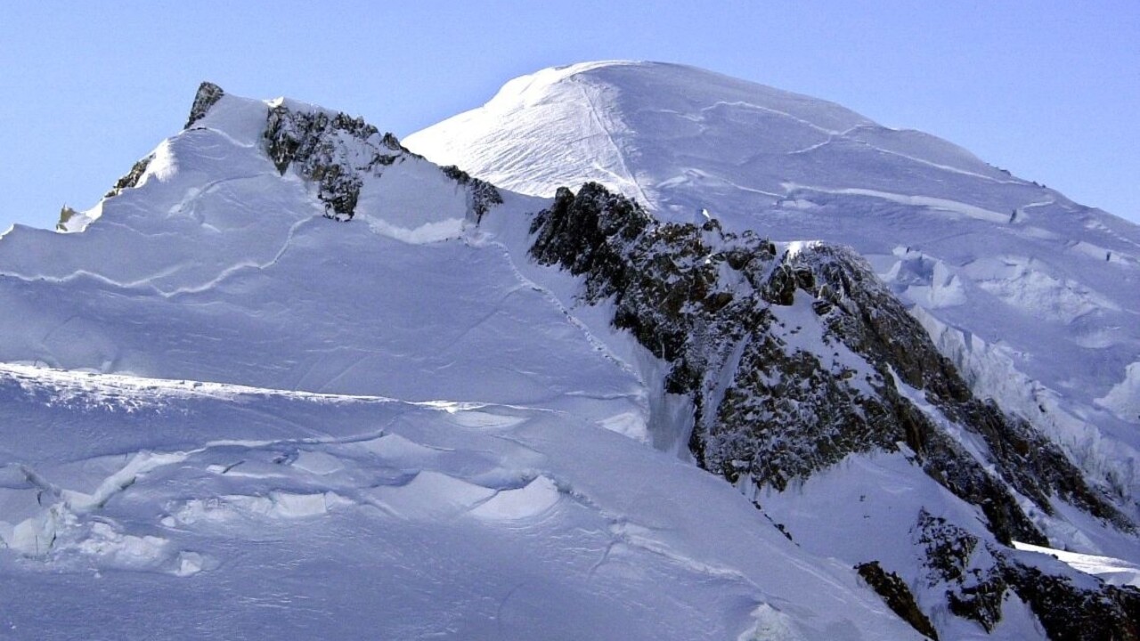 Chamonix Mont Blanc hory alpy sneh horolezci ilu 1140px (TASR)